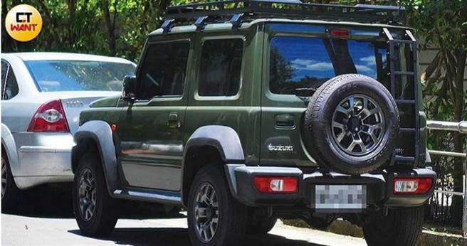 明明有車位卻將愛車停在路邊，愛紗似乎是為了讓口罩男方便進出她家。（圖／本刊攝影組）