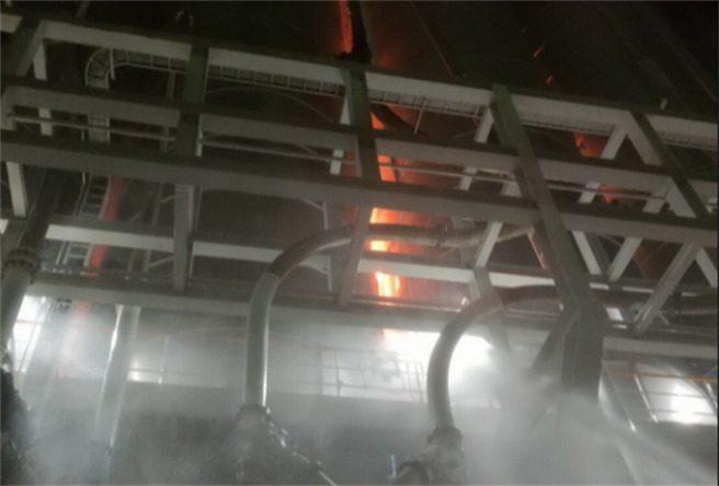 台塑林园厂储存槽爆炸酿大火，巨响吓醒附近住户。(高雄市消防局提供)

