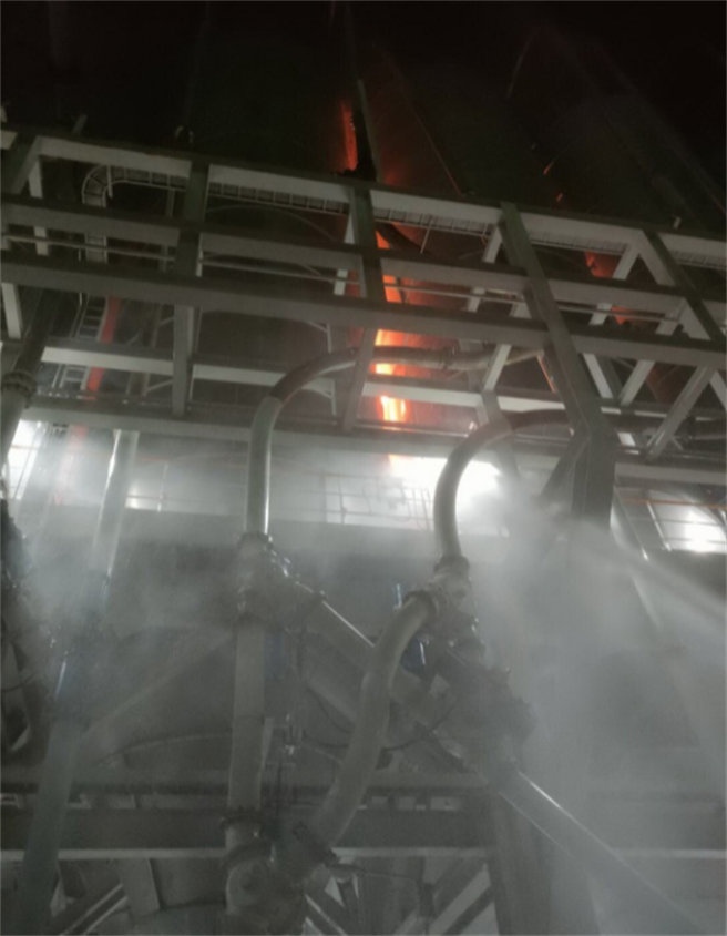 台塑林园厂储存槽爆炸酿大火，巨响吓醒附近住户。(高雄市消防局提供)