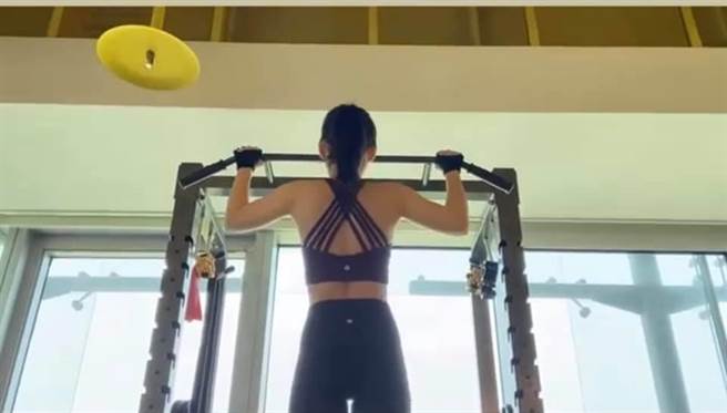 台北市議員徐巧芯遭抹黑有「肥胖症」，她PO出運動照反擊，強調自己很健康。（圖／摘自徐巧芯臉書）