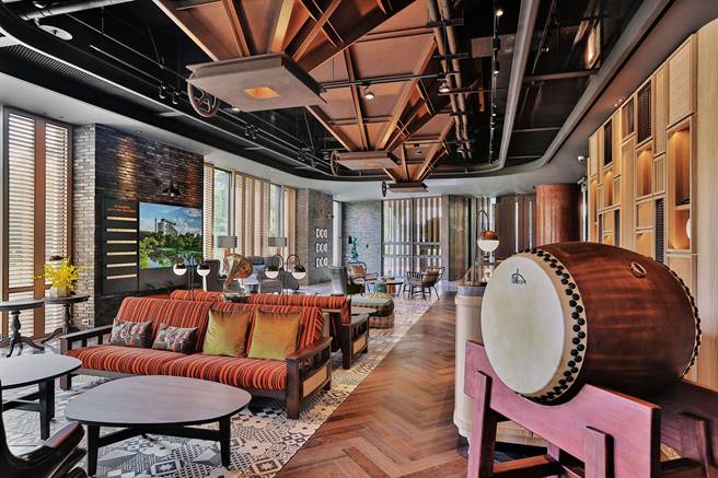 踏入捷丝旅十鼓馆，旧糖厂的巨型铁制漏斗高挂，是大厅融入糖厂特色极具戏剧性的意象。（图／晶华酒店集团）