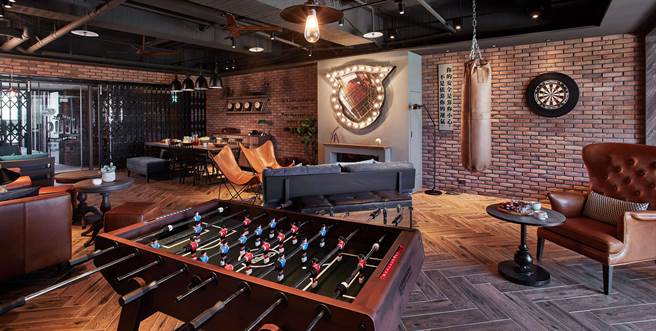 捷丝旅十鼓馆惬意閒适的交谊厅「鼓逸廊」，设有美式手足球台、多项桌游，以及自助洗衣间及自动贩卖机。（图／晶华酒店集团）