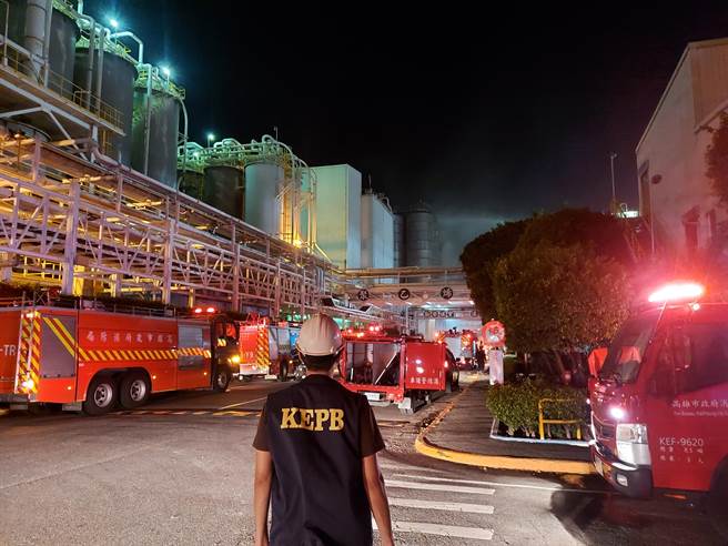 高雄台塑林園廠7日深夜驚傳爆炸，一座儲存槽起火燃燒，巨大聲響嚇壞附近居民，廠房員工立刻啟動緊急應變措施，並通報消防單位到場搶救。（高市府環保局提供／洪浩軒高雄傳真）