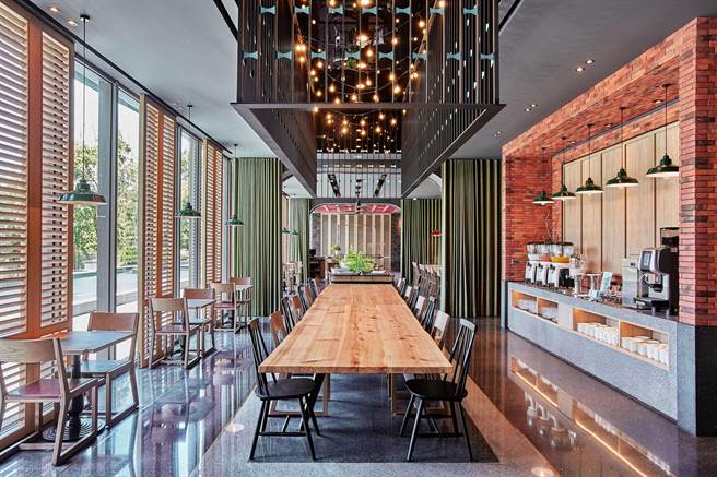 位于捷丝旅十鼓馆一楼的全日餐厅「Just Cafe捷食艺」因应三级警戒无法内用，也推出早午餐外带外送服务。（图／晶华酒店集团）