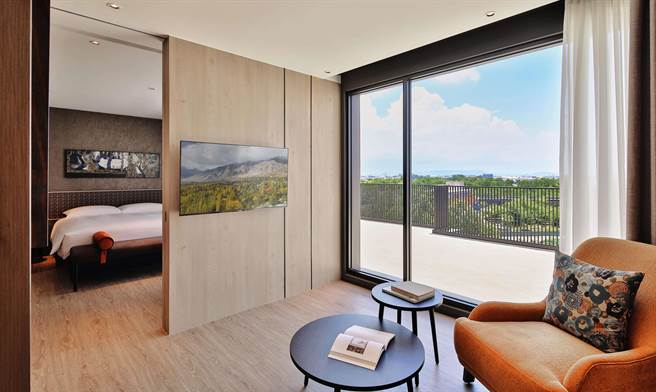 捷丝旅十鼓馆「十鼓套房」有14.5坪，除卧室与客厅，更有饭店中少见1：1的景观露臺。（图／晶华酒店集团）