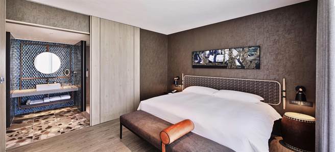 捷丝旅台南十鼓馆「十鼓套房」的卧室有一股復古文青风。（图／晶华酒店集团）