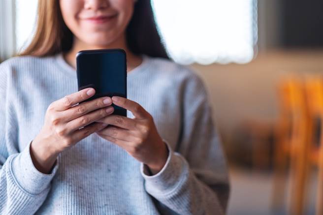 1名女子日前遇到谎称住在国外军营的诈骗集团，对方不断说想回台与她同住，她则已说帮对方找好住所，接着传了2栋「灵骨塔」照片任对方挑选。（示意图/Shutterstock提供）