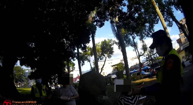 日前，3名返乡的女子为品嚐花莲家乡味，买当地知名臭豆腐到公园狂嗑，没戴口罩遭民眾检举，警方获报后赶往搜证，函送卫生局裁罚。（图／花莲玉里派出所提供）