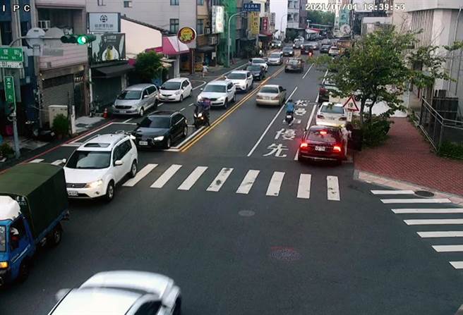 台南市政府交通局发现，7月第1周台南市区假日主要干道的车流量，与6月初本土疫情高峰时期相比大幅增加30％。（交通局提供／洪荣志台南传真）