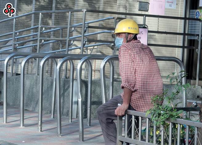 勞動部公告修正「110年自營作業者或無一定雇主之勞工生活補貼」，擴大納入2020年度個人各類所得總額未達40萬8千元勞工。（報系資料照）