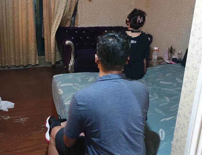 台中警方在大楼出租套房查获「一楼一凤」性交易，男客与卖淫女戴着口罩进行「连结」。（台中第五分局提供）