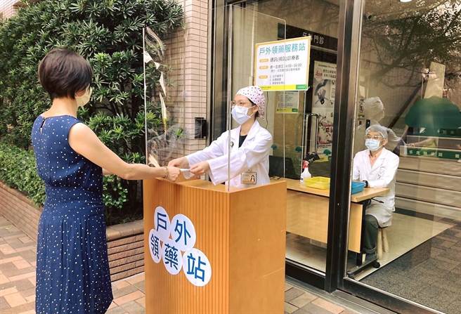 新竹国泰医院提供视讯诊疗服务，也在后栋分馆的百年老树下成立户外领药站。（新竹国泰医院提供／邱立雅竹市传真）