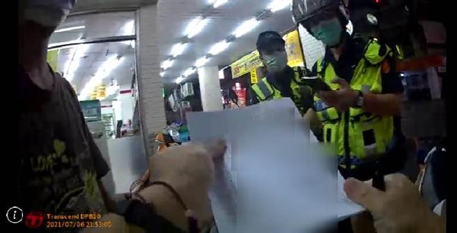 警方依违反传染病防治法掣单举发时，林男情绪激动并大声咆哮。（民眾提供）