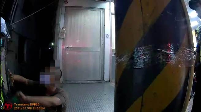 员警将林男带返派出所保护管束，待其情绪稳定后，于深夜让其返家。（民眾提供）