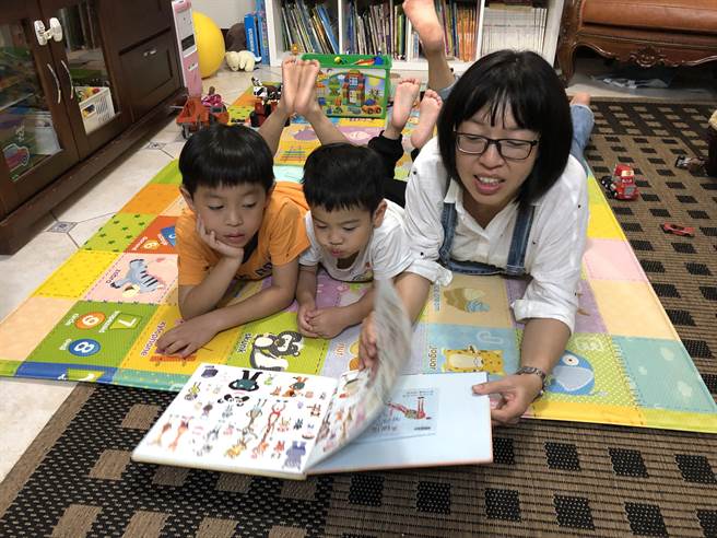 台南市立圖書館即日起推出「寢前閱讀．親密閱光」晚安故事約定活動，徵求150組家中有0~5歲小寶貝家庭參加。（南市圖提供／曹婷婷台南傳真）