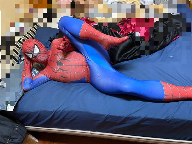 一名人夫口听到老婆说8周年结婚纪念日「想玩点刺激的」，竟特地买一套紧身蜘蛛人战袍，让网友笑翻。（图／FB_爆料公社公开版）