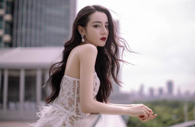 迪丽热巴拥有盛世美顏。(图／翻摄自微博)