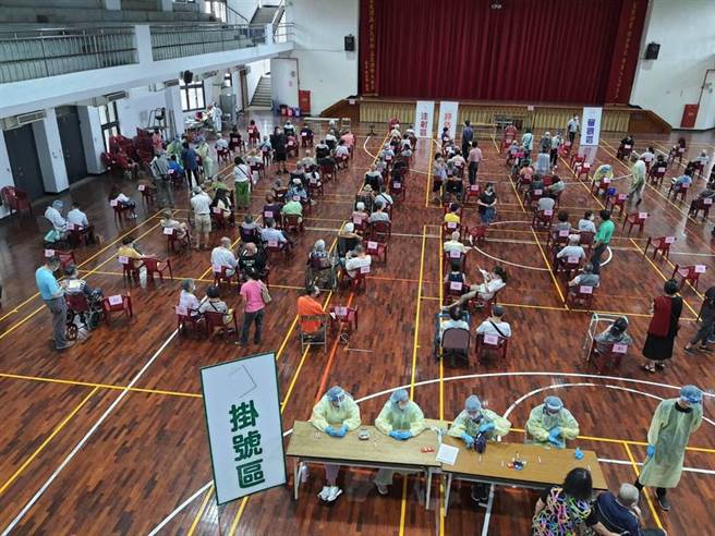 疫苗預約系統民眾可按意願自行勾選廠牌，醫曝真實狀況直呼，排了也打不到。圖為疫苗接種站。（本報系資料照）