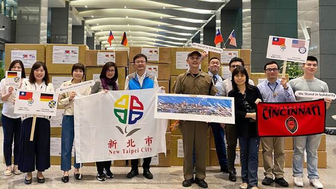 新北市去年4月接获美国姐妹市辛辛那提市求助信件，立刻备齐资源，赠送防护衣、面罩及布口罩。美国联邦眾议员夏波致信感谢新北市长侯友宜，并承诺继续支持台湾取得疫苗资源。（新北市政府提供）