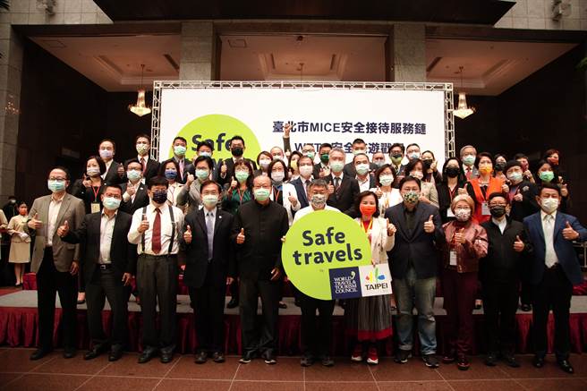 市长柯文哲亲自颁发证书给取得第一期安全旅游戳记的35 家业者，希望藉由安全接待服务链的建置，将台北打造成国际会议展览产业的亚洲首选城市。（图／台北市观光传播局）
