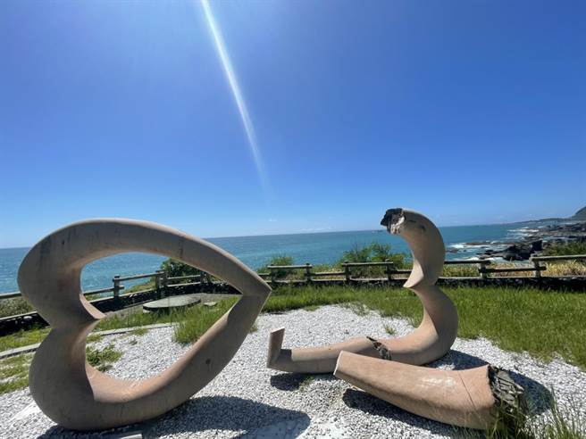 位在豐濱鄉石門班哨角休憩區的雙心石疑因受颱風外圍環流及近日地震不斷影響，自然斷裂破損。（豐濱鄉公所提供／羅亦晽花蓮傳真）