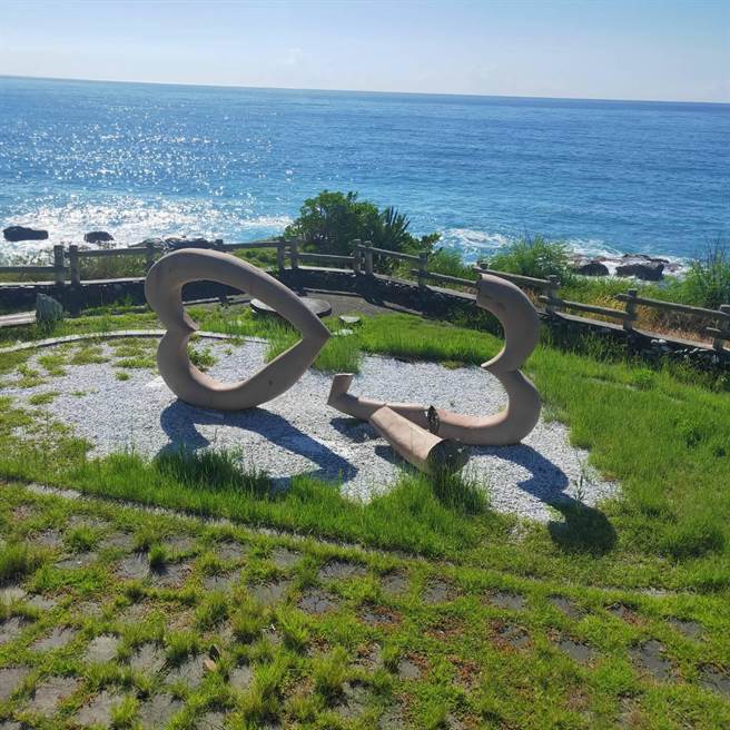 豐濱鄉石門班哨角休憩區的雙心石的右心疑因受颱風外圍環流及近日地震不斷影響，自然斷裂破損。（豐濱鄉公所提供／羅亦晽花蓮傳真）