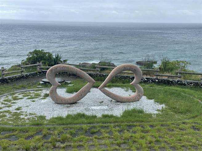 豐濱鄉石門班哨角休憩區的裝置藝術「雙心石」為大理石雕作品，是不少遊客前往東海岸時，必前往的熱門打卡景點。（豐濱鄉公所提供／羅亦晽花蓮傳真）