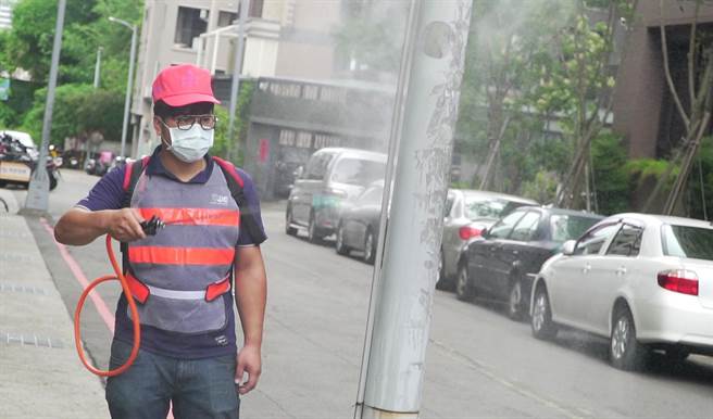 「南屯即时通」在地热血青年，疫情期间主动沿街清消，守护他们的家园。(陈世宗摄)