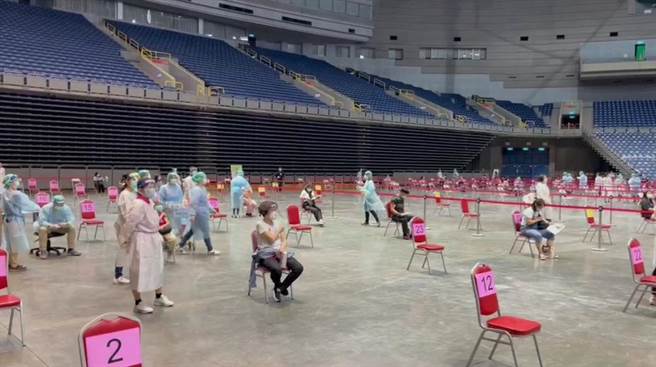 高雄巨蛋疫苗接种站。（翻摄照片）