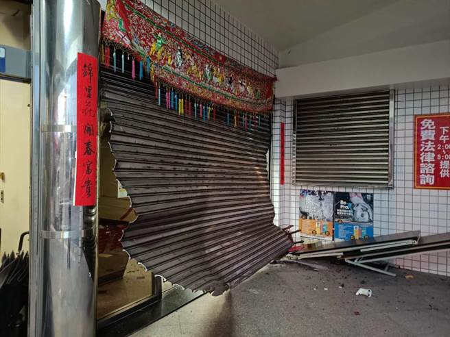 前立委顏寬恒與台中市副議長顏莉敏位於台中沙鹿聯合服務處清晨遭車輛撞入，大門被撞破，駕駛肇事後逃逸。（顏莉敏服務處提供／王文吉台中傳真）