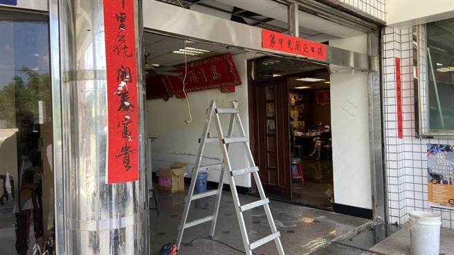 前立委顏寬恒與台中市副議長顏莉敏位於台中沙鹿聯合服務處清晨遭車輛撞入，大門被撞破，駕駛肇事後逃逸。（顏莉敏服務處提供／王文吉台中傳真）