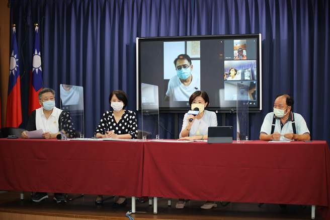 國民黨今天偕同計程車司機召開記者會，呼籲政院凍漲油電。（國民黨提供）