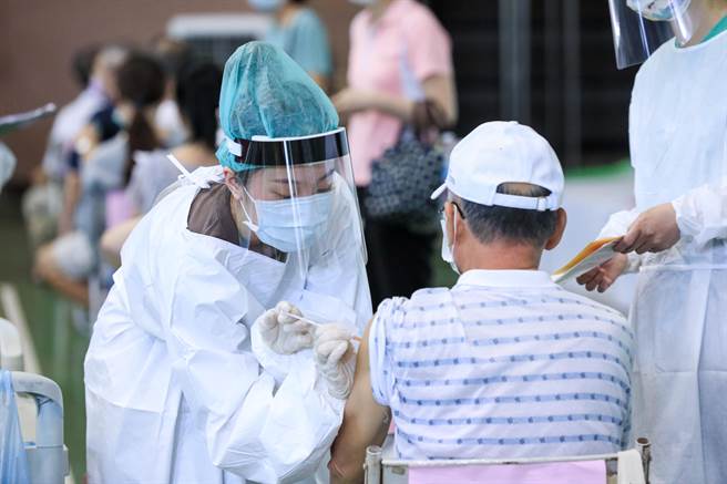 台中市7日起一连三天在全市67处快打站为70岁以上长辈、60岁以上原住民施打疫苗。（冯惠宜摄）