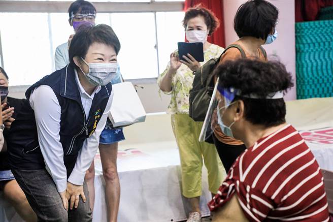 台中市长卢秀燕到东山高中快打站关心民眾接种的状况。（冯惠宜摄）