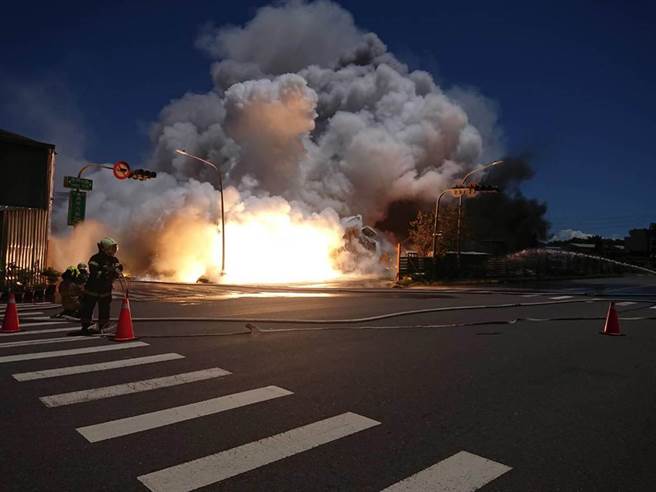 高雄市小港區一處戶外堆積場7日驚傳爆炸起火，警消獲報後前往搶救，而現場持續傳來爆炸聲響，目前仍在積極搶救當中，無人員傷亡；據了解，起火物疑為鎂合金，至於詳細起火原因，仍有待進一步調查。(翻攝照片／劉宥廷高雄傳真)