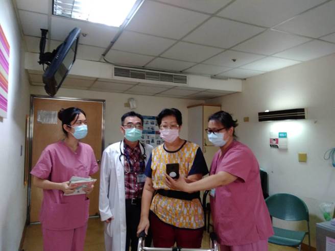 光田医护安排新北重症妇(右2)与家人视讯。（光田综合医院提供／王文吉台中传真）