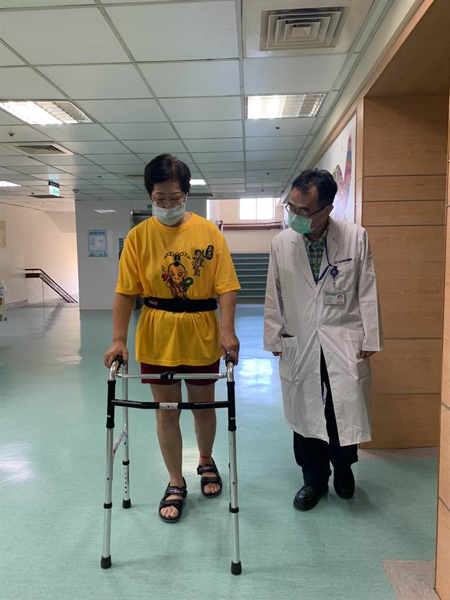新北重症妇(左)康復后积极復健，光田综合医院感染科主任杨清镇(右)陪伴在旁。（光田综合医院提供／王文吉台中传真）
