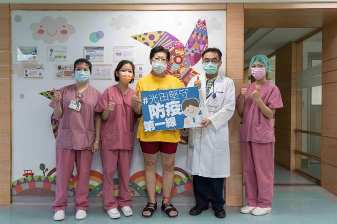 光田综合医院医疗团队，顺利治疗新北重症妇(中)康復。（光田综合医院提供／王文吉台中传真）