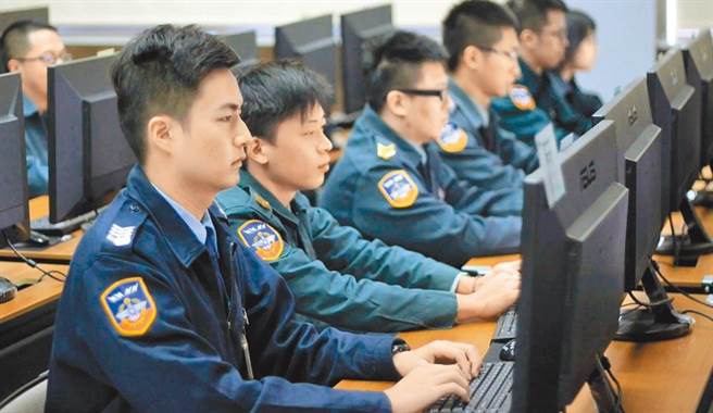 世界各国皆想尽办法重金礼聘最顶级的网路人才，国军2017年成立的资通电军，为了网罗网路战士绞尽脑汁。图为资通电军指挥部人才招募宣传影片。（摘自国军人才招募中心）