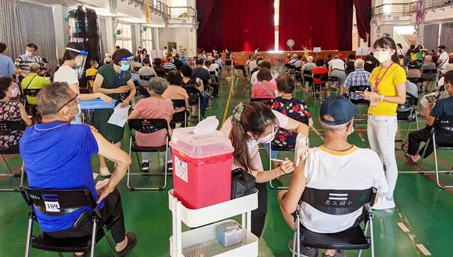 台中莫德納疫苗今天在67個快打站開打，南屯區惠文國小長者施打十分踴躍。（陳世宗攝）