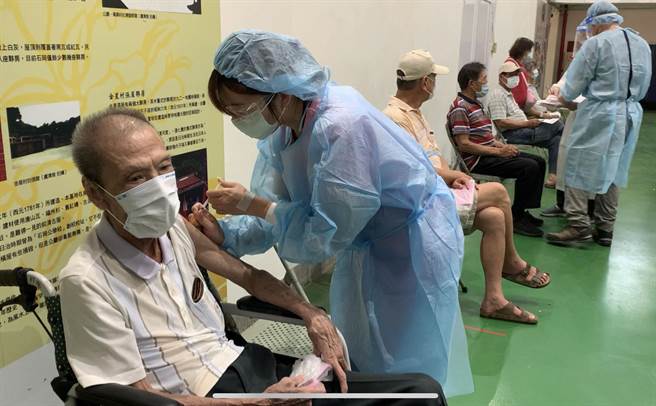 社會局出動交通車接送山城獨居長輩施打疫苗，讓長輩備感貼心。（社會局提供）