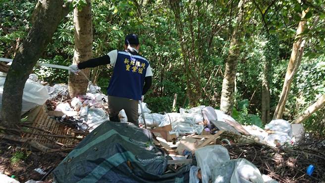新北環境稽查重案組花費2日翻找近40立方公尺範圍之物品（環保局提供／戴上容新北傳真）
