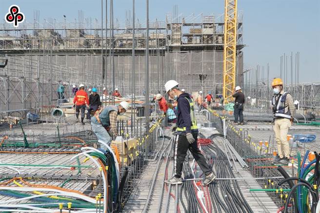 环保署在今年4月预告修正「营建工程空气污染防制设施管理办法」，要求达一定规模以上的营建工程，所使用施工机具与车辆应有一定比率符合低污染排放之条件，以减少营建工程施工期间污染排放。（报系资料照）