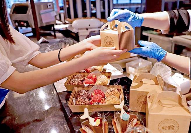 COZZI Blu和逸饭店·桃园馆的「逸·市场」甜点柜採现点现做，铜板价就可将饭店职人烘焙点心带回家。（图／国泰饭店观光事业）