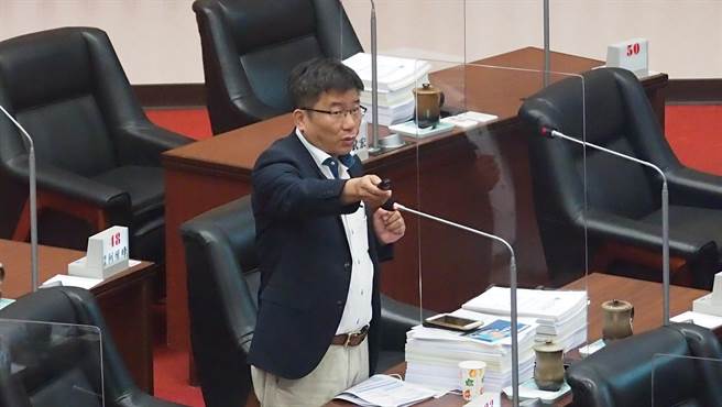 高雄巿議會民進黨團總召鄭光峰。圖為他在議會質詢畫面。（曹明正攝）