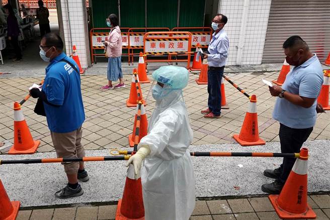 北市双园国中设快筛站供环南市场人员及周边住户筛检。（黄世麒摄）
