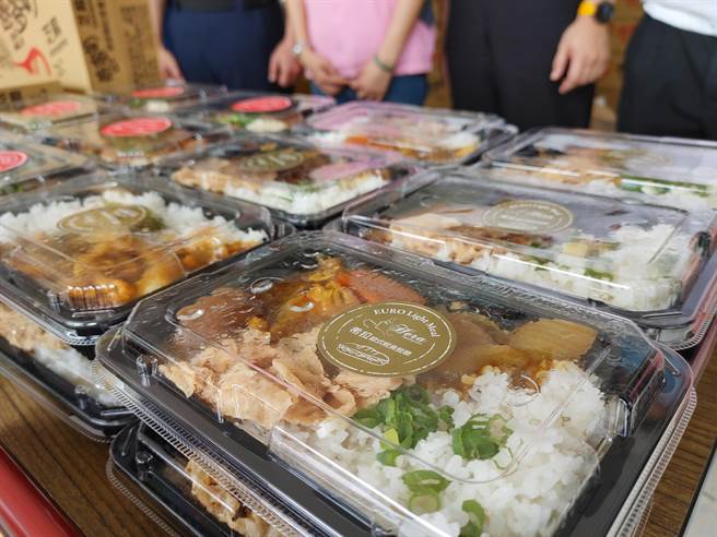 彰化乔友大火带走一条消防弟兄宝贵性命，重重打击第一线警消士气，彰化县员林市在地餐厅业者，为了相挺警消为他们打气，准备将近500颗百元烧肉、咖哩便当，要送给一线警消人员。（吴建辉摄）