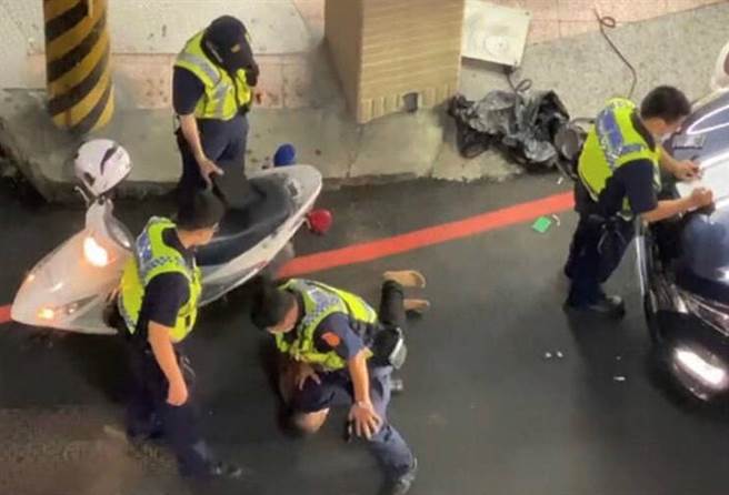 林男辱骂警员是狗，李姓巡佐闻言先以脚踹后，和同事制伏林男，林男遭压在地上。（民眾提供）