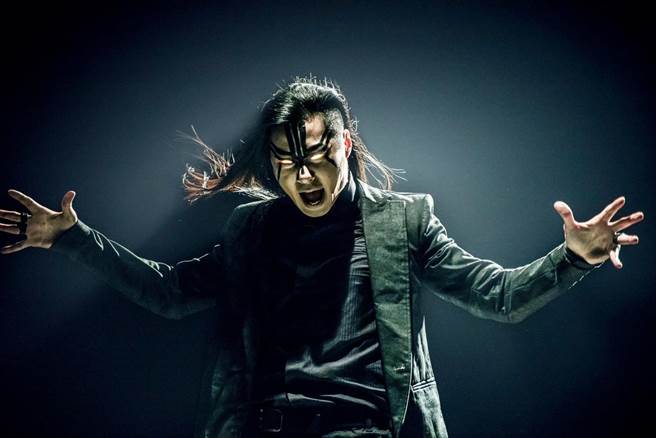 闪灵乐团主唱、立委林昶佐。（摘自CHTHONIC 闪灵脸书）