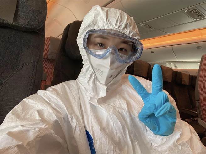 艾薇日前穿上防護衣、戴上護目鏡，全副武裝搭飛機。（喜鵲娛樂提供）